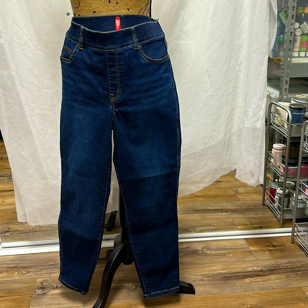 Spanks, jegging, dark denim.